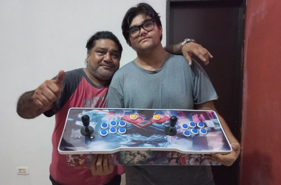 Padre e hijo con tablero arcade